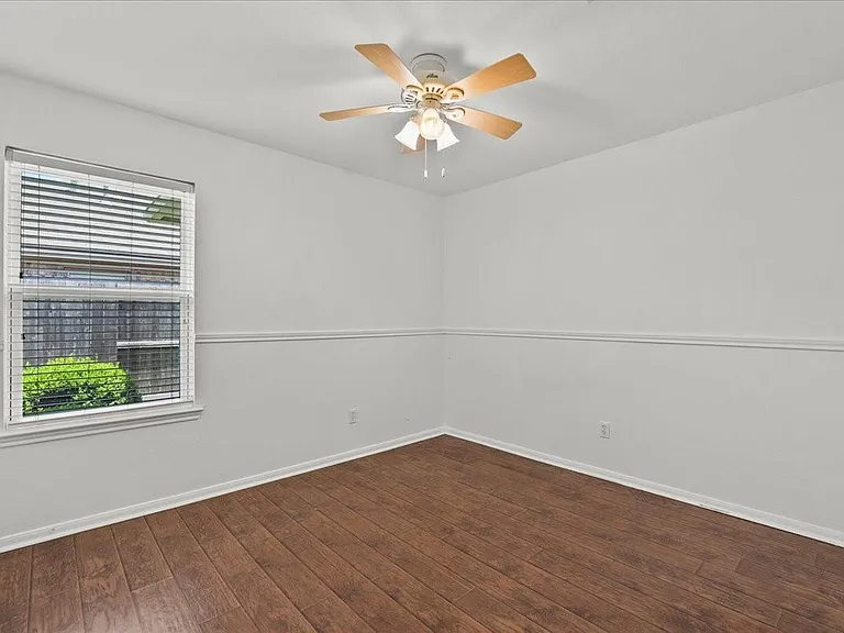 202 Pebble Walk Ln — Photo 16