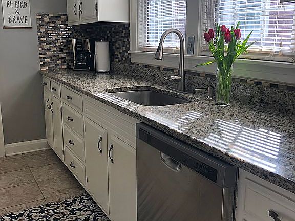 5th image of 1001 Lakeview Dr