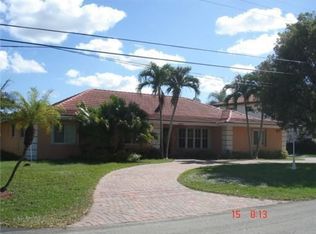 19501 W Saint Andrews Dr, Hialeah, FL 33015
