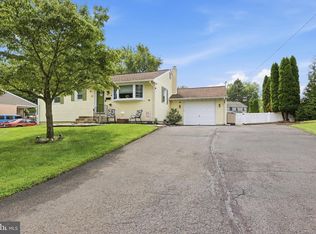 31 Mapleview Dr, Feasterville Trevose, PA 19053