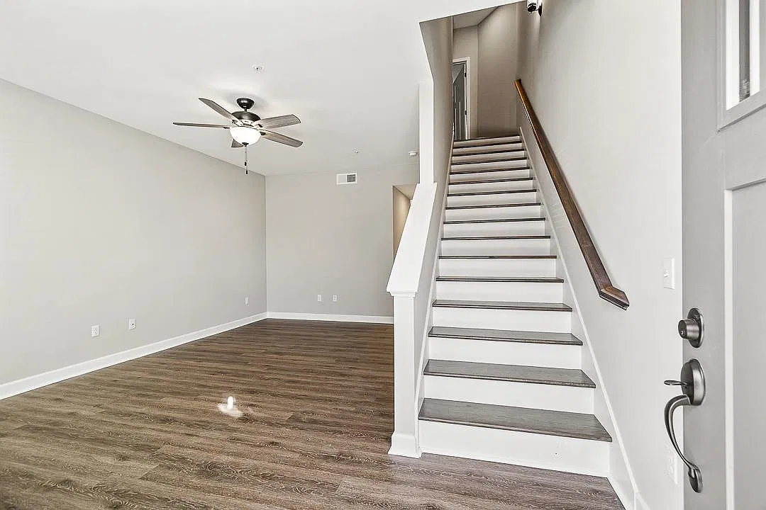 2 bed, 2.5 bath, 1100 sqft, $1,350 — Photo 2