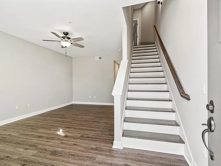 113 Claremont Ct — Photo 2