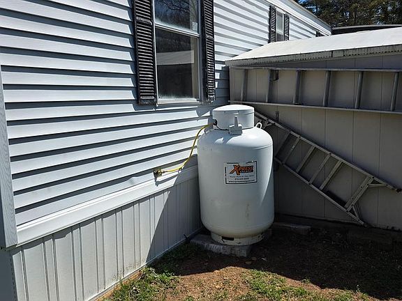 5th image of 832 Latshaw Rd