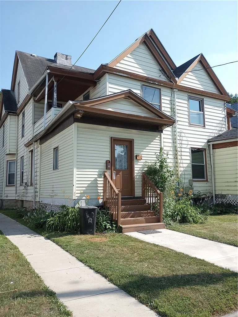 3 bed, 1.0 bath, 3348 sqft, $1,500 — Photo 1