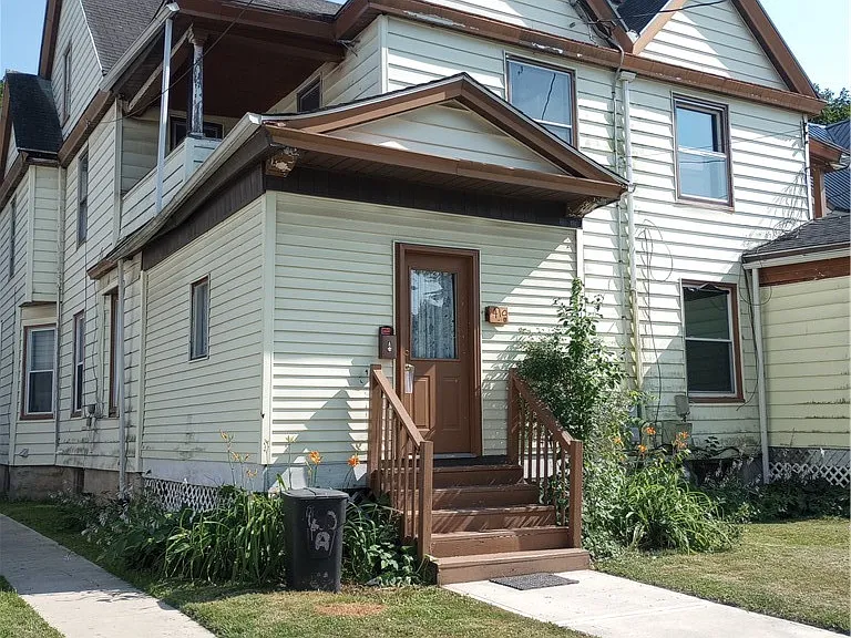 410 Linden Pl — Photo 1
