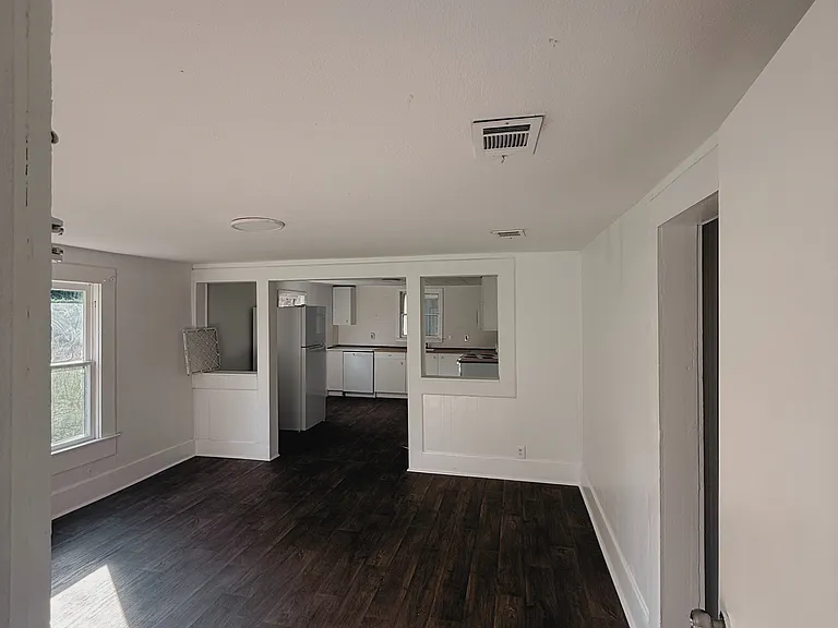 535 E Railroad St — Photo 5
