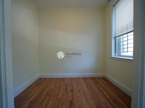 4th image of 14 Orkney Rd APT 1