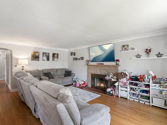 5th image of 3156 W 100th St