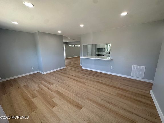 3rd image of 10 James Hollow Dr