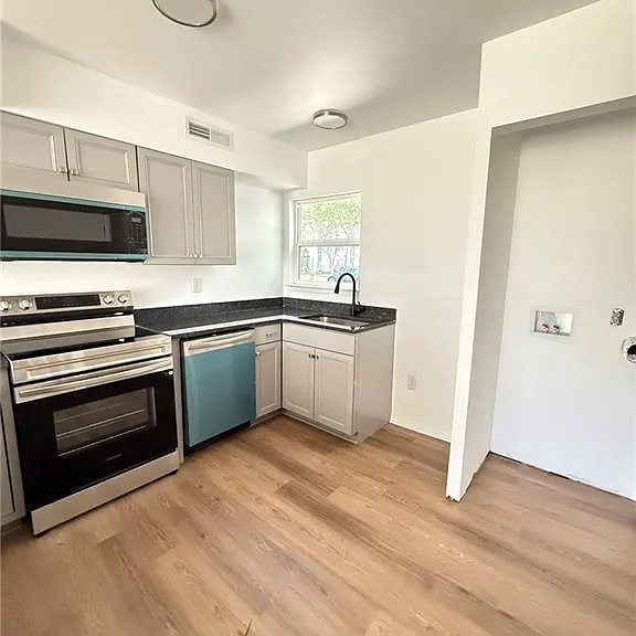 319 Main St #8 — Photo 3