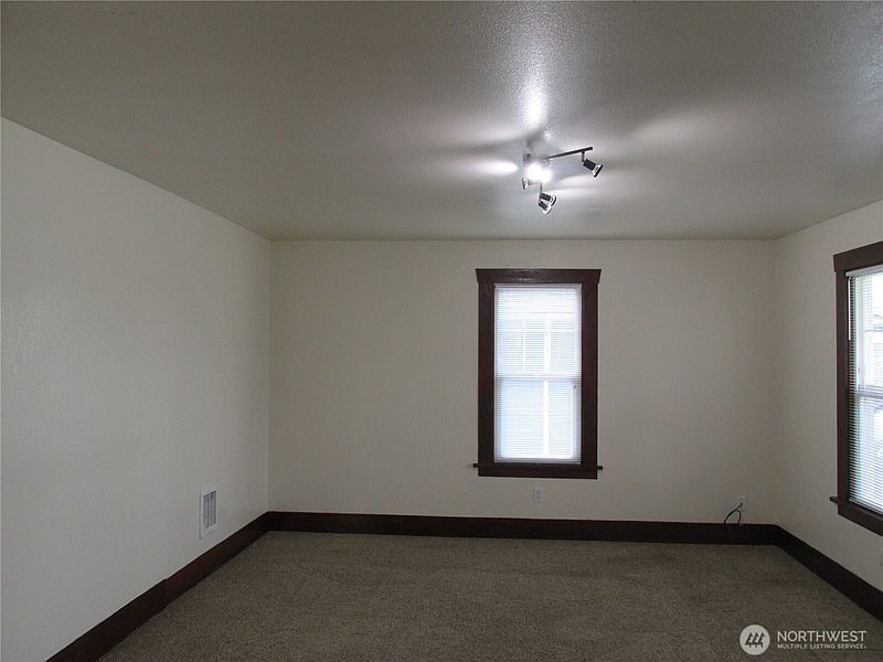 5th image of 110 & 114 E Hazel Avenue