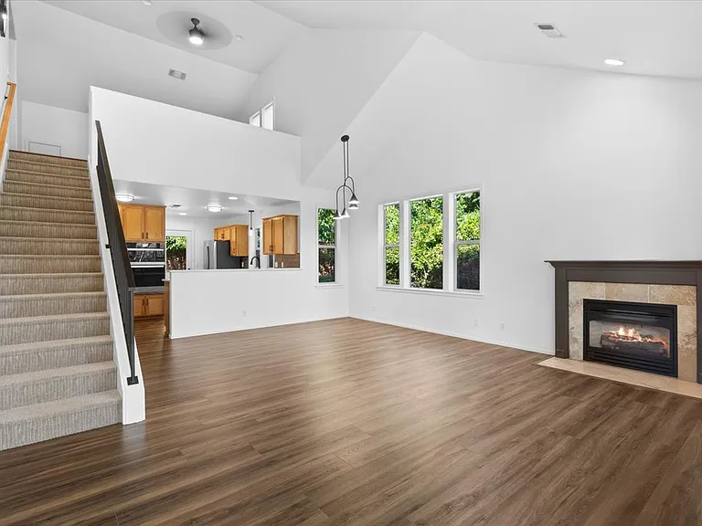 235 Jackson Creek Dr — Photo 3