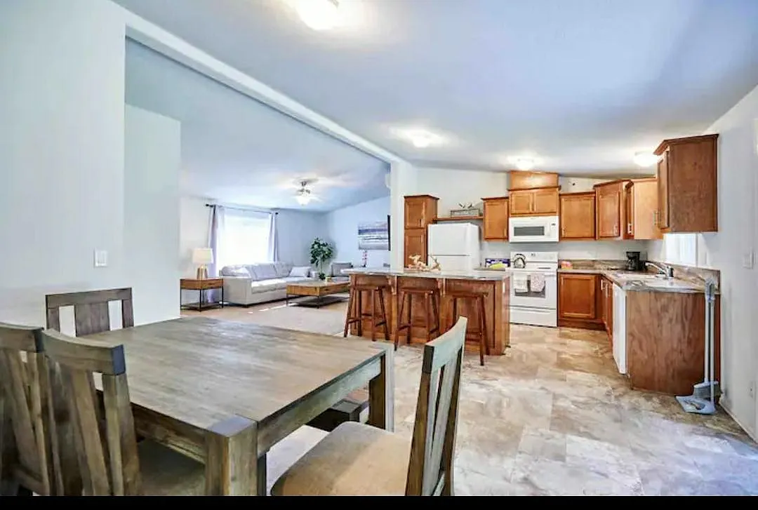3 bed, 1450 sqft, $4,975 — Photo 4