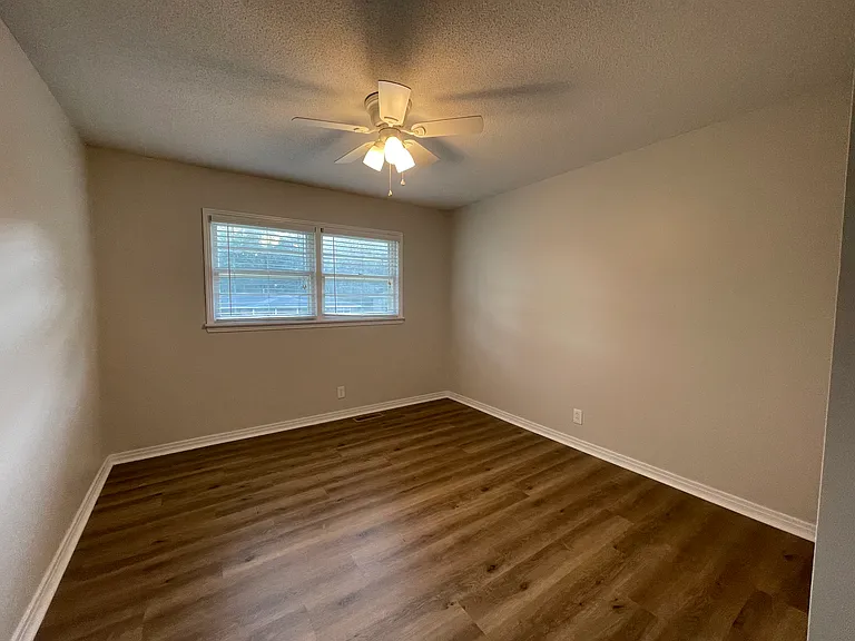 421 E Lakeside Dr — Photo 12