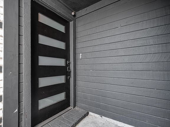 3rd image of 30 Crestbriar Ct