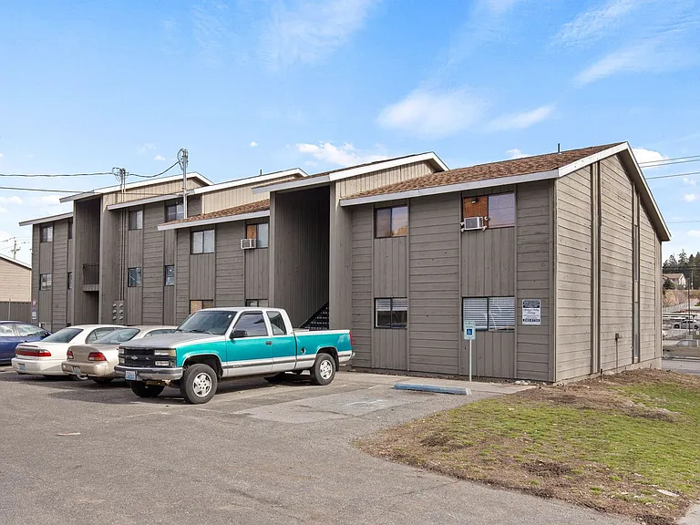 2705 N Pines Rd — Photo 18
