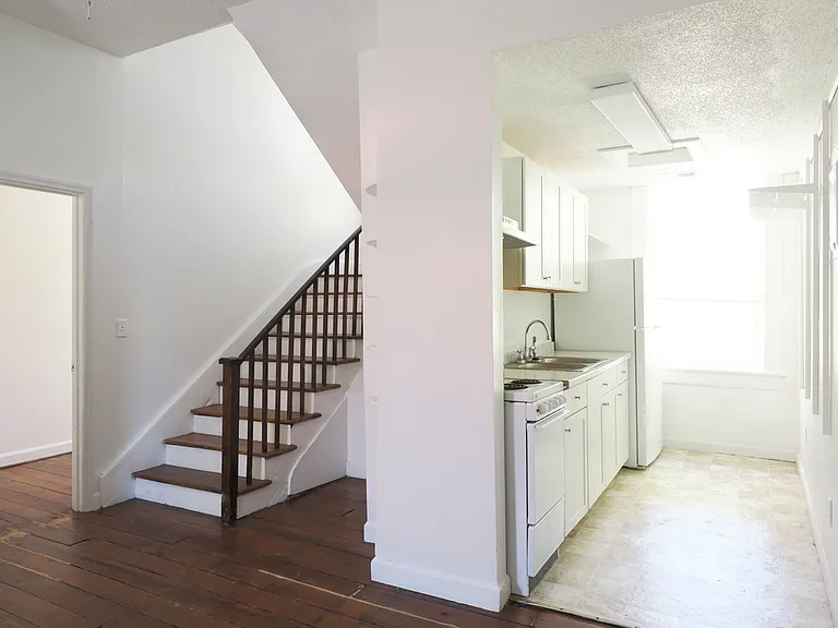 126 Alexander St — Photo 7