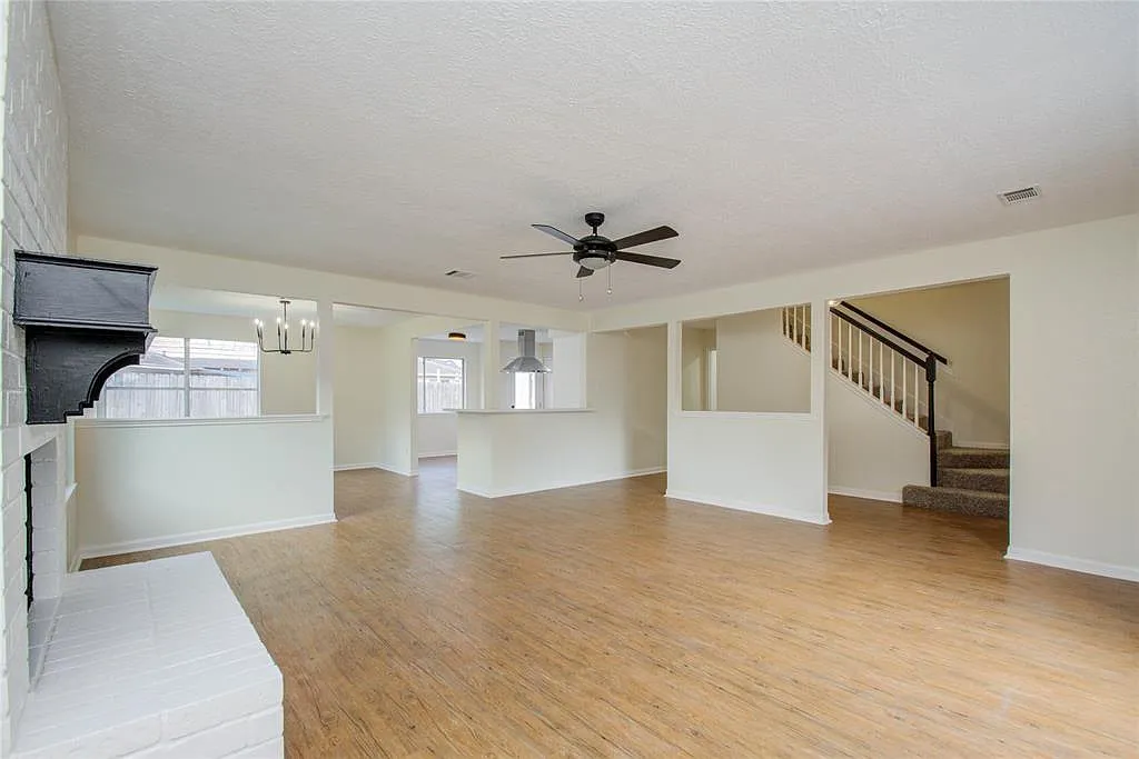 3 bed, 2.0 bath, 2025 sqft, $2,050 — Photo 4