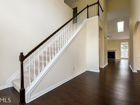 3rd image of 2570 Saddletree Way NE
