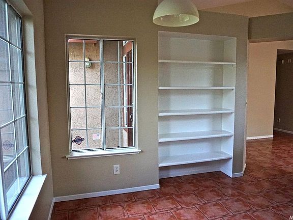 5th image of 2409 Oak Hill St