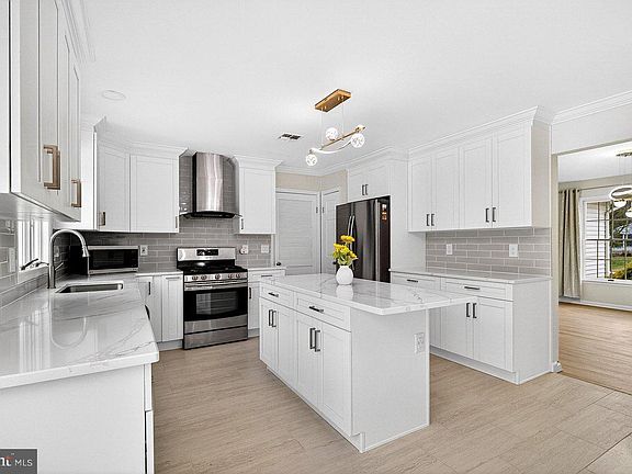 5th image of 4 Barrington Dr