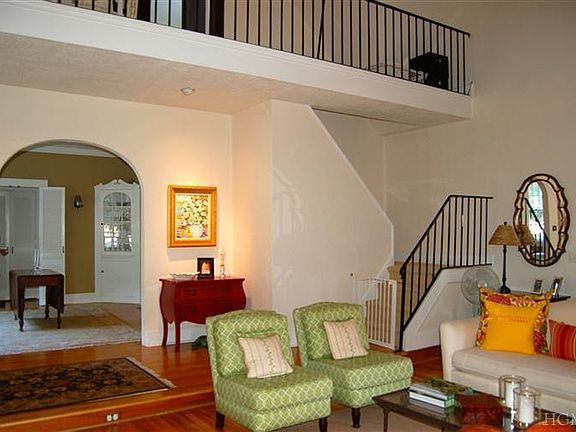 2nd image of 2 Cedar Ln