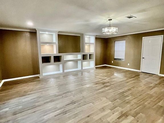 3rd image of 631 E Woodlawn Dr