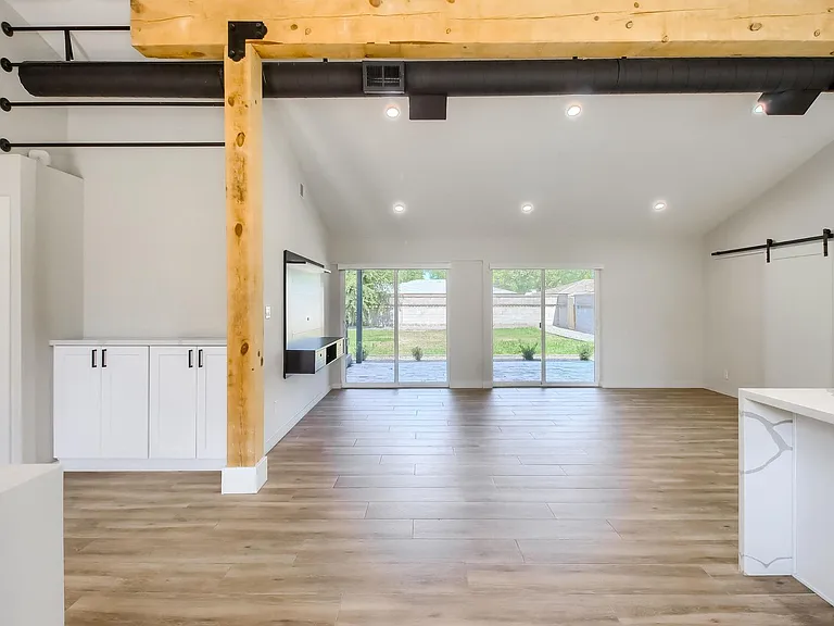 1402 W Berridge Ln — Photo 17