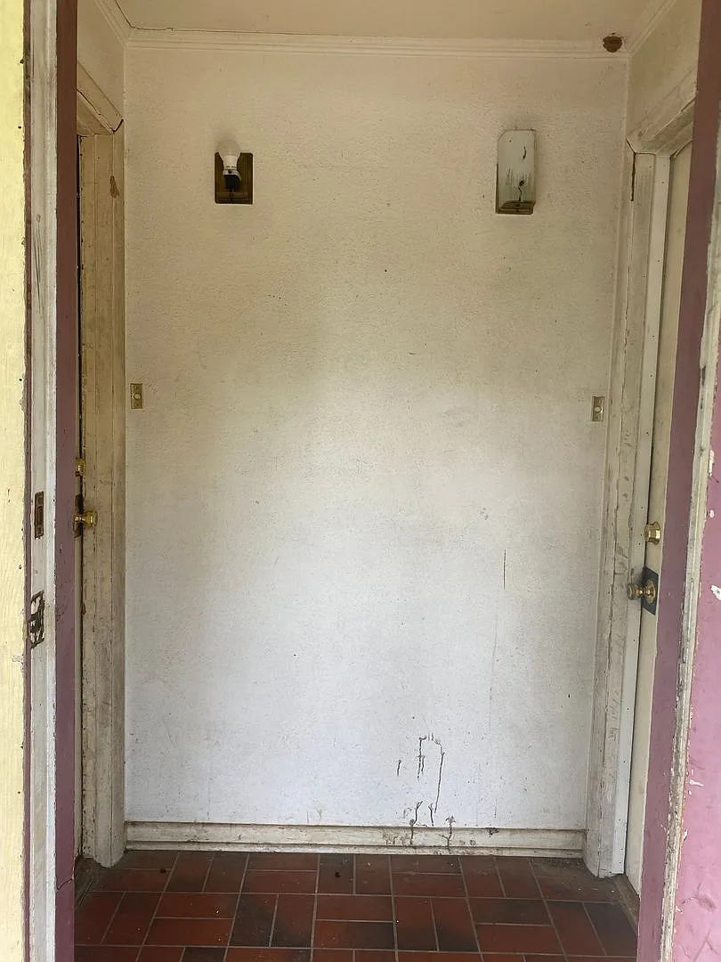 1-bed/1-bath Duplex! — Photo 2