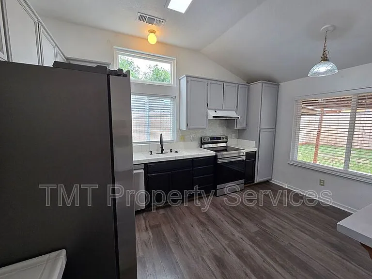 2234 Wall St — Photo 45