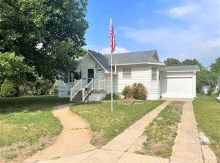 1016 Blaine St, Holdrege, NE 68949