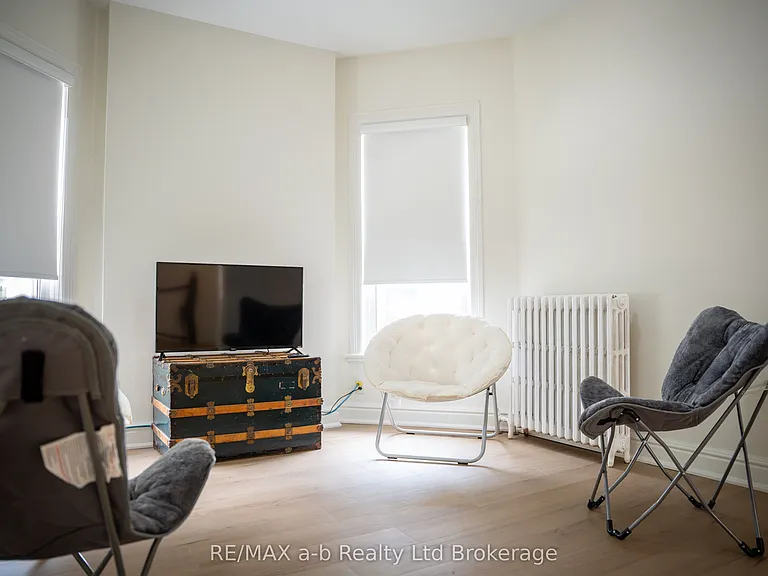 390 Ontario St #UPPER — Photo 5