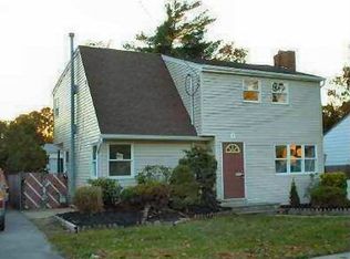 637 N Indiana Ave, Lindenhurst, NY 11757