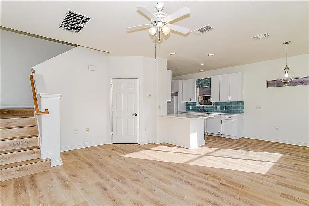 3 bed, 2.5 bath, 1370 sqft, $2,750 — Photo 4