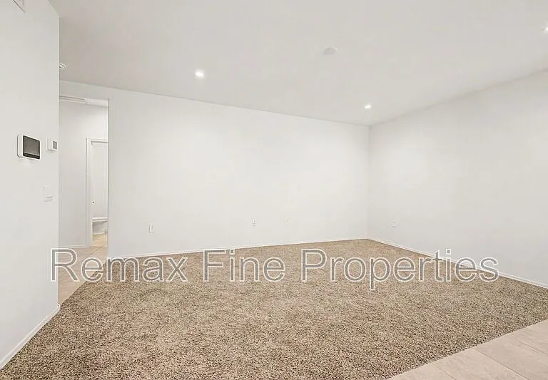 1566 E Fletcher Dr — Photo 7