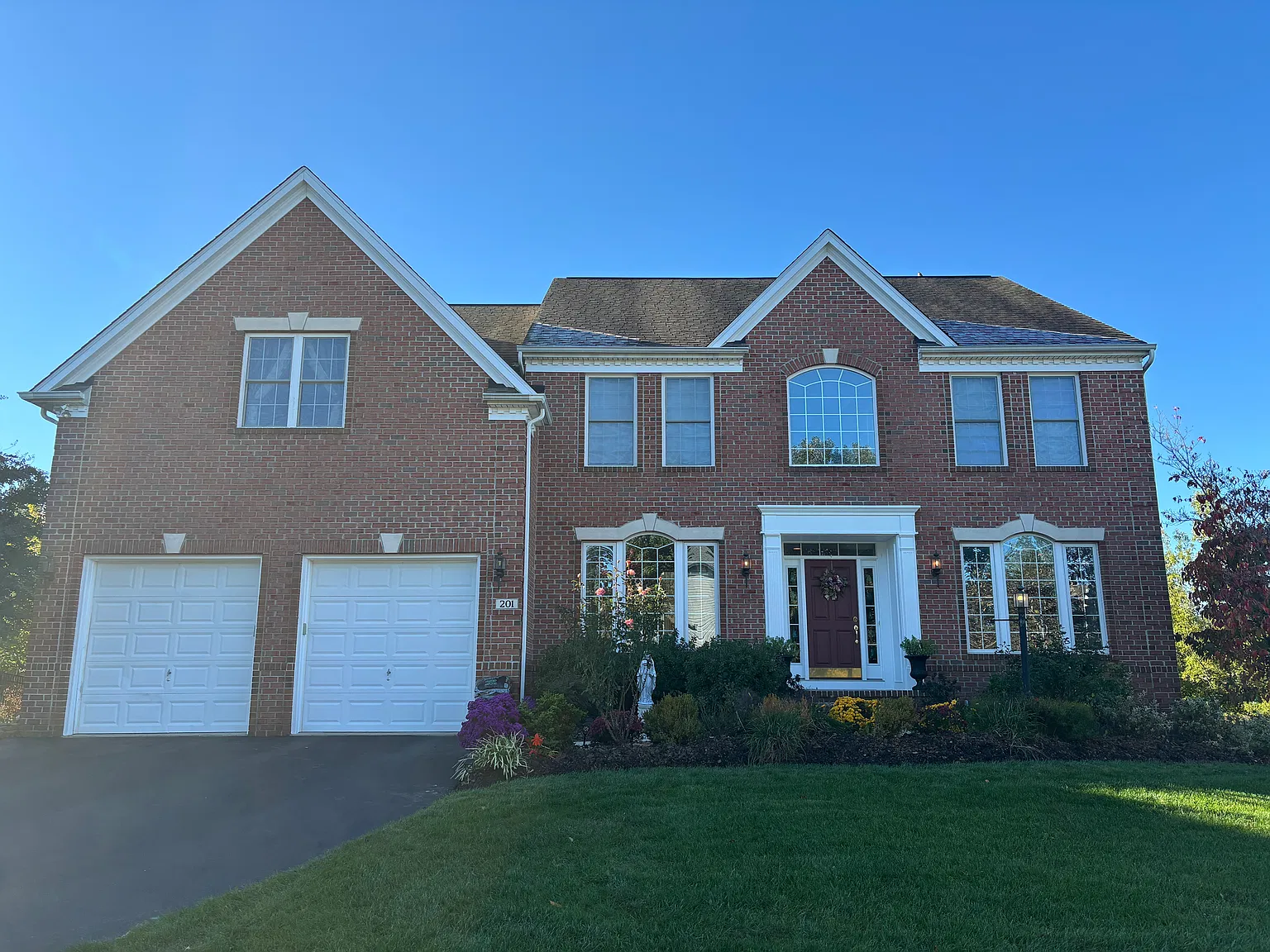 5 bed, 5.5 bath, 4472 sqft, $5,300 — Photo 2