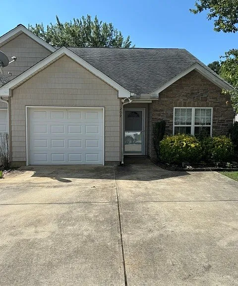 207 Kole Crest Dr #209 — Photo 1