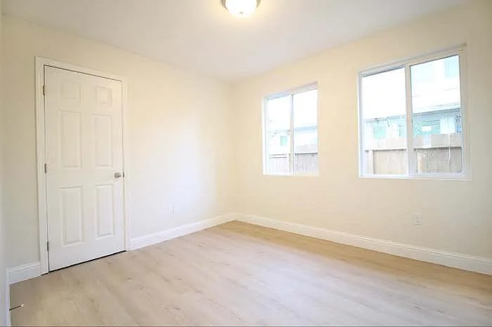 1346 N Safford Ave — Photo 12
