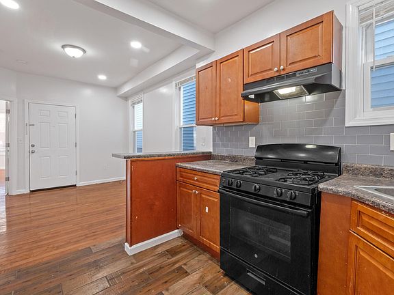 3rd image of 346 Sanford Ave Floor 1
