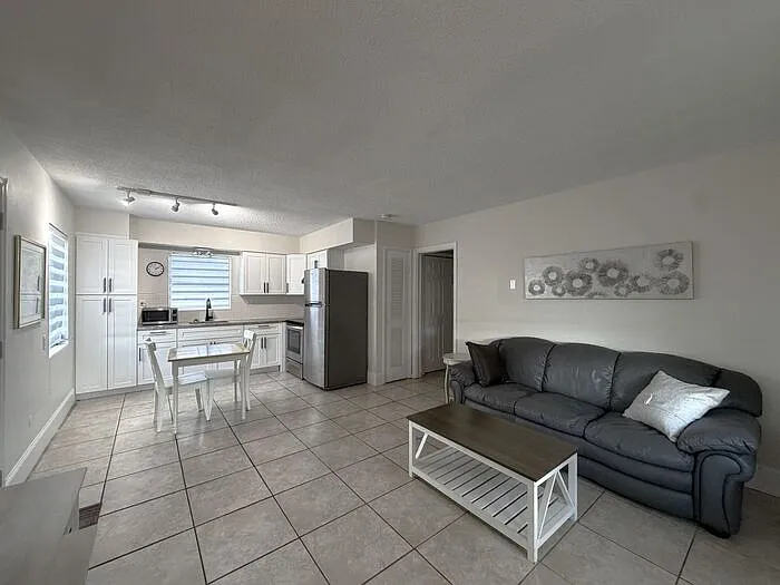 1196 Angle Rd #B — Photo 2