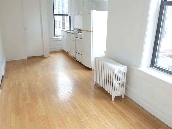 3rd image of 437 W 36th St #5