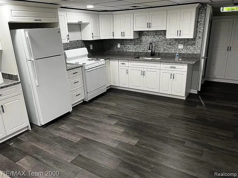 6577 N Lafayette St — Photo 14
