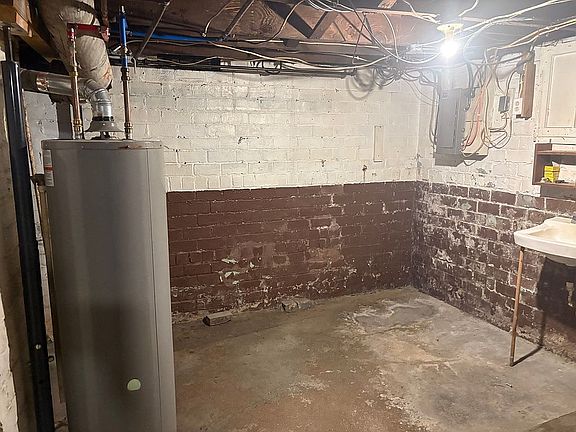 4th image of 397 Warner Ave