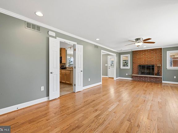 4th image of 8966 Chapel Ave