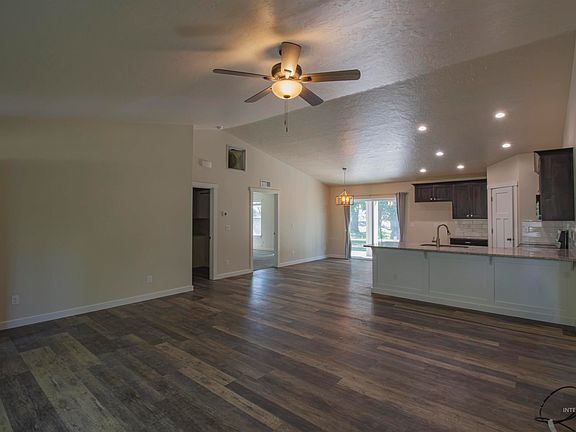4th image of 607 Peach Ln