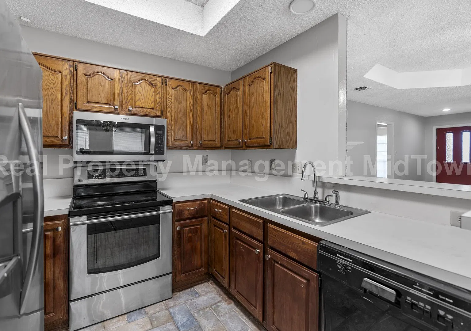 Charming Home in Established Community — Photo 4