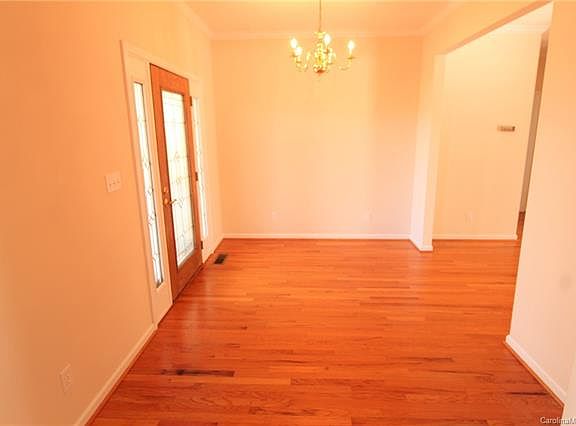 4th image of 131 Jamestowne Cir