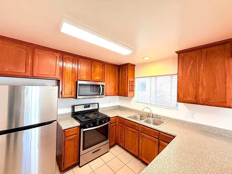 762 W. 21st St. — Photo 8