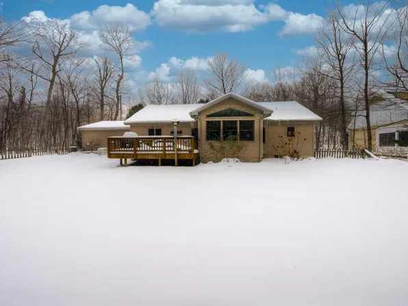 3900 N Trillium Dr, Leland, MI 49654