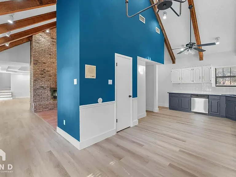 1215 Spring Lake Dr — Photo 4